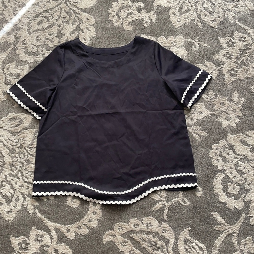 Last day 💔
white lace top - Picture 1 of 3